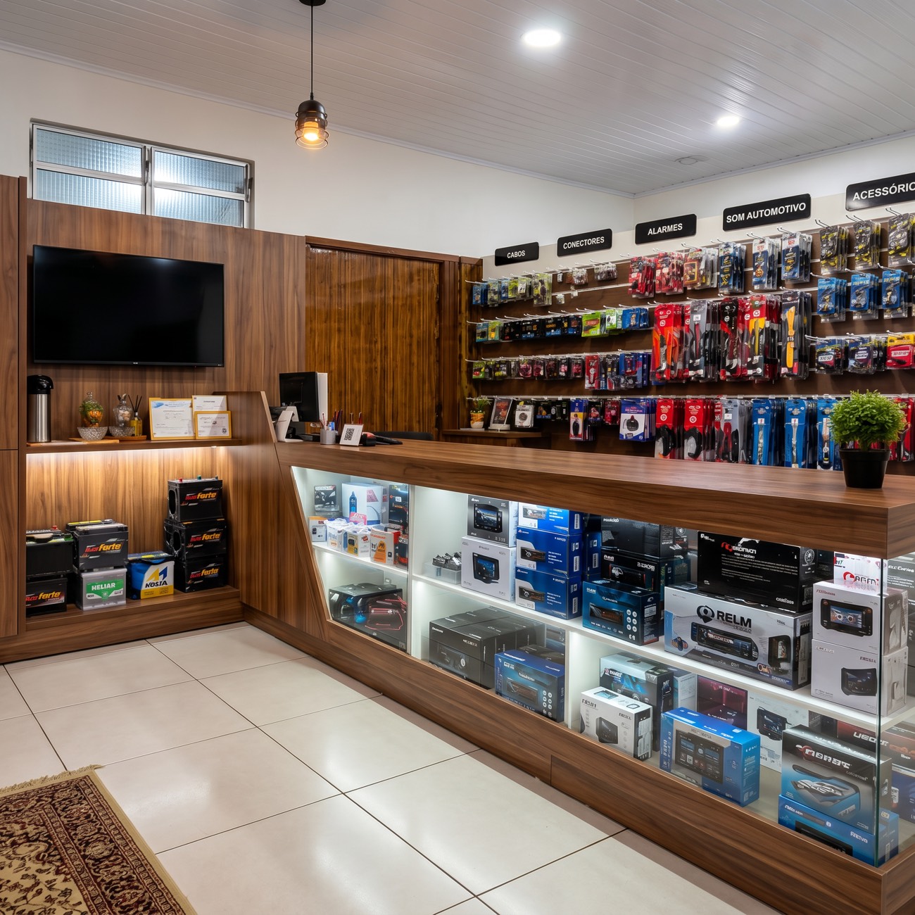 Interior da loja de elétrica automotiva